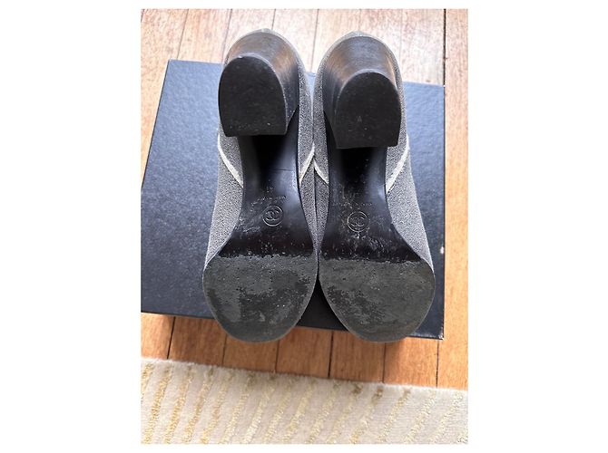 Botines Chanel de cuero gris con logo CC - vista 6