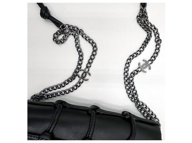 Chanel 19 Bolsa de ombro Chanel Cruise Mini Flap acolchoada com nó de pele de cordeiro Preto - vista 13