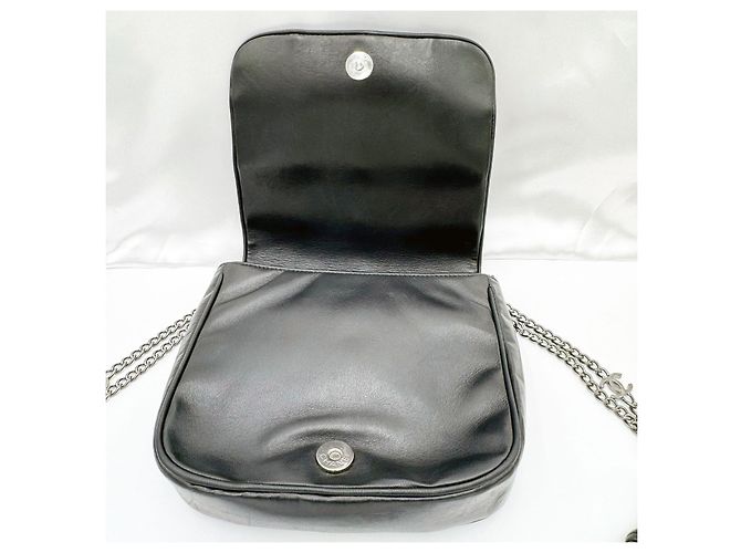 Chanel 19 Bolsa de ombro Chanel Cruise Mini Flap acolchoada com nó de pele de cordeiro Preto - vista 14