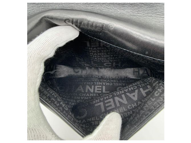 Chanel 19 Bolsa de ombro Chanel Cruise Mini Flap acolchoada com nó de pele de cordeiro Preto - vista 16