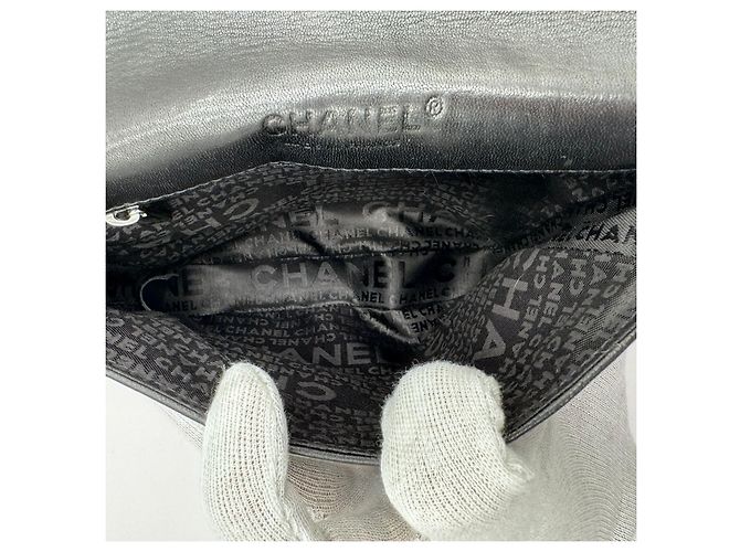 Chanel 19 Bolsa de ombro Chanel Cruise Mini Flap acolchoada com nó de pele de cordeiro Preto - vista 17