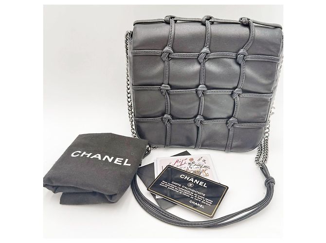 Chanel 19 Bolsa de ombro Chanel Cruise Mini Flap acolchoada com nó de pele de cordeiro Preto - vista 2