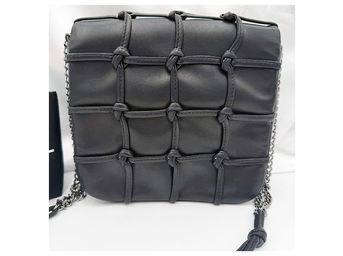 Chanel 19 Bolsa de ombro Chanel Cruise Mini Flap acolchoada com nó de pele de cordeiro Preto - vista 3