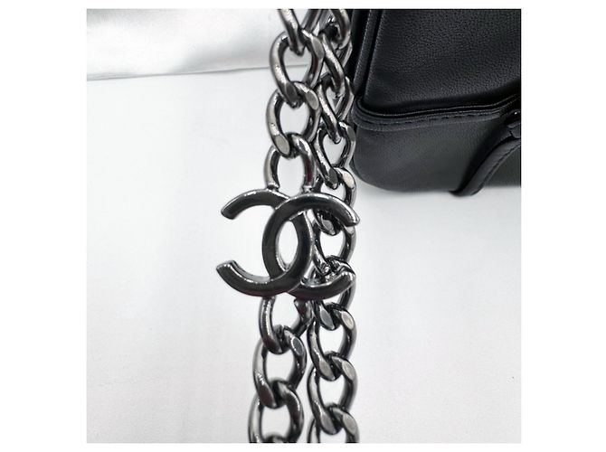 Chanel 19 Bolsa de ombro Chanel Cruise Mini Flap acolchoada com nó de pele de cordeiro Preto - vista 4