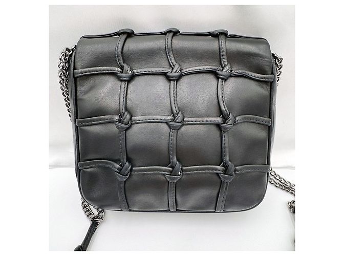 Chanel 19 Bolsa de ombro Chanel Cruise Mini Flap acolchoada com nó de pele de cordeiro Preto - vista 5