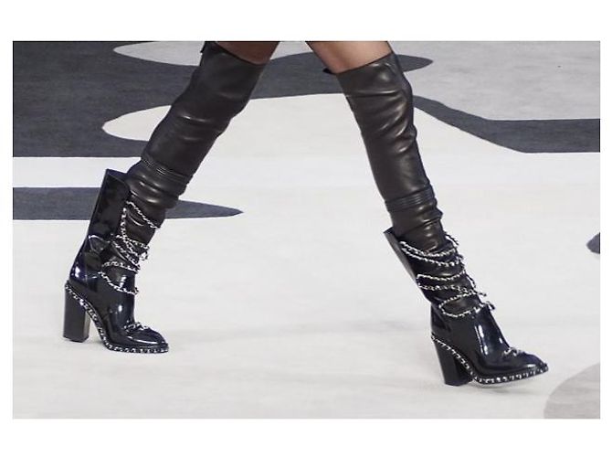 Par de botas Chanel Obsession del desfile de moda de otoño/Invierno 2013-2014 Negro - vista 2