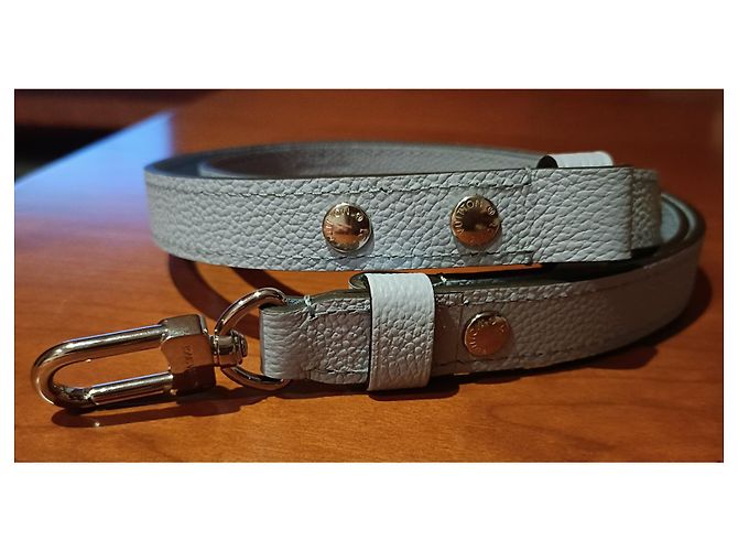 Ciondolo Louis Vuitton Azzurro in Pelle Blu chiaro - vista 9