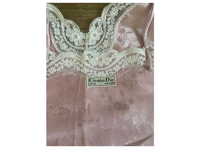 Conjunto de Pijama Dior Rosa de Satén y Encaje Blanco - vista 16