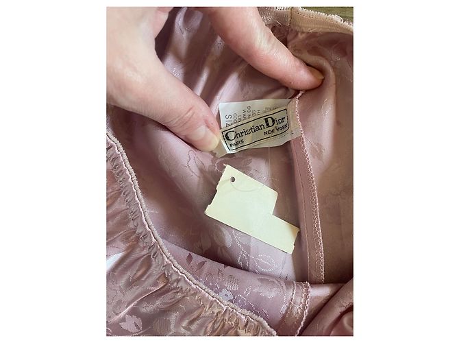 Conjunto de Pijama Dior Rosa de Satén y Encaje Blanco - vista 2
