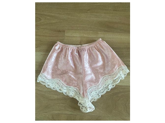 Conjunto de Pijama Dior Rosa de Satén y Encaje Blanco - vista 6