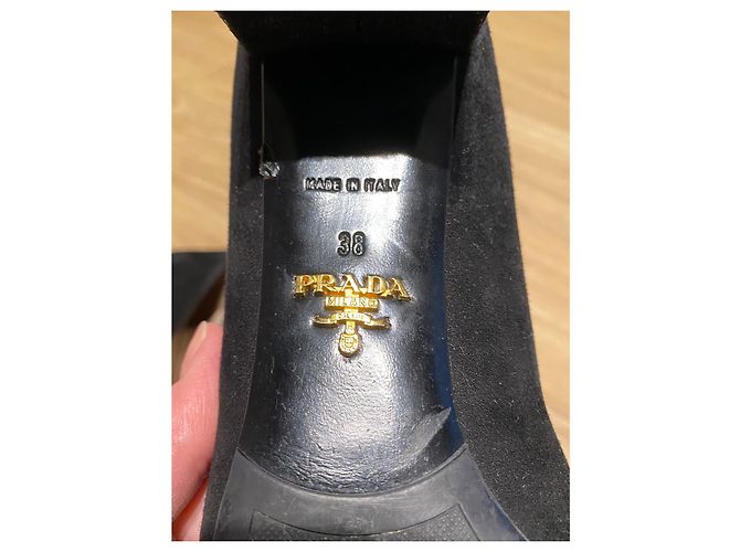 Prada Wildleder Pumps mit Schnalle Schwarz - Ansicht 10