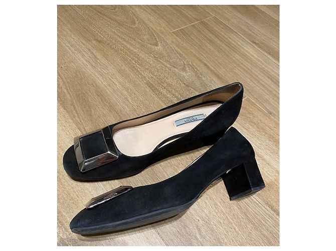 Prada Wildleder Pumps mit Schnalle Schwarz - Ansicht 2