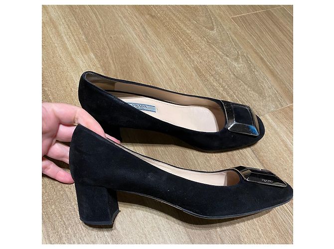 Prada Wildleder Pumps mit Schnalle Schwarz - Ansicht 3