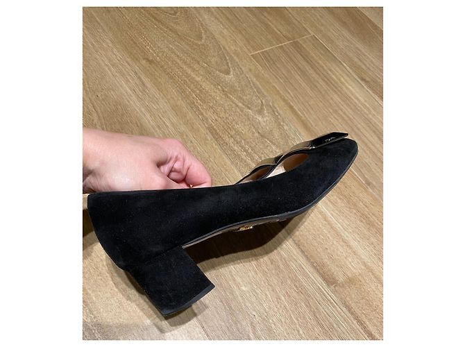 Prada Wildleder Pumps mit Schnalle Schwarz - Ansicht 4