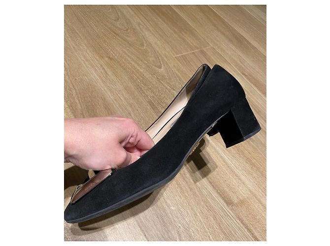 Prada Wildleder Pumps mit Schnalle Schwarz - Ansicht 5