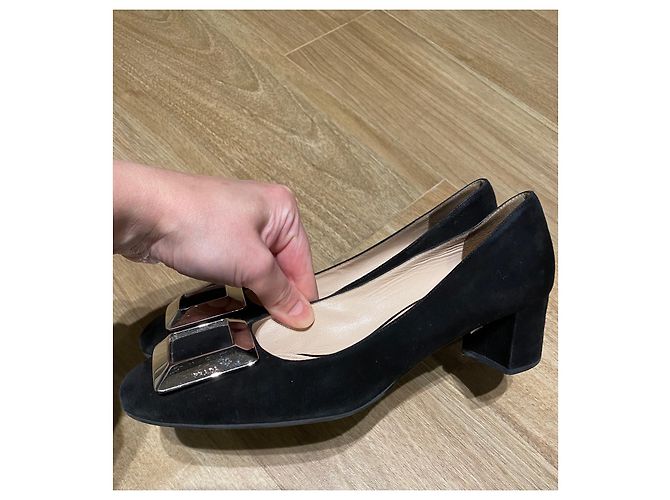 Prada Wildleder Pumps mit Schnalle Schwarz - Ansicht 6