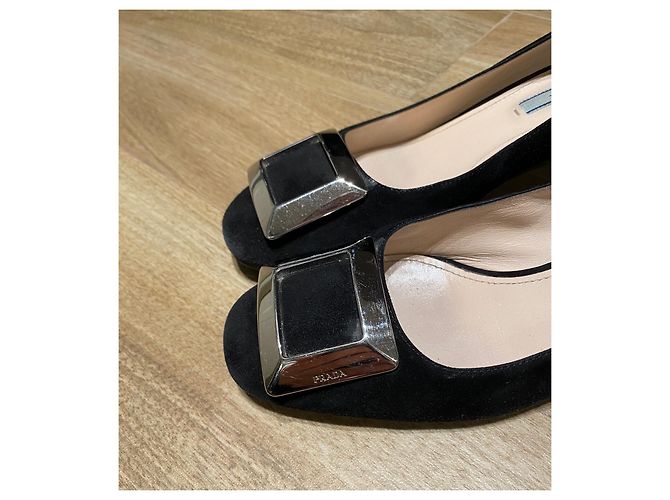 Prada Wildleder Pumps mit Schnalle Schwarz - Ansicht 7