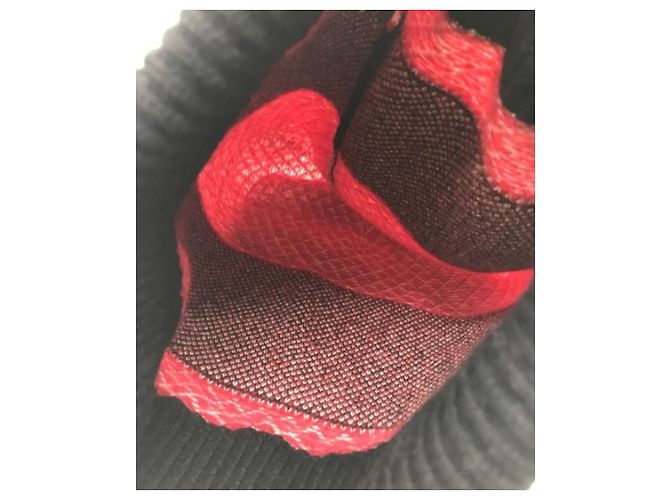 ***LOUIS VUITTON (Louis Vuitton)  Cappello in maglia Bonnet d'Euvre LV Rosso Blu navy - vista 3