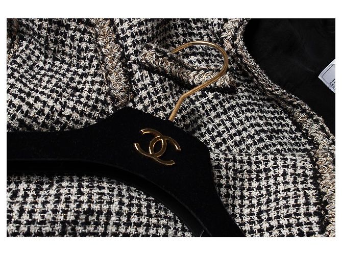 Chanel, Schwarz-goldene Tweedjacke - Ansicht 10