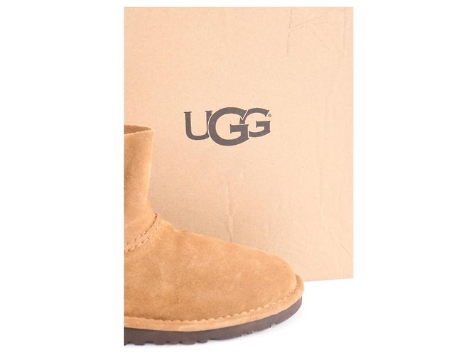 Ugg Classic Unlined Mini Boots aus braunem Wildleder - Ansicht 3
