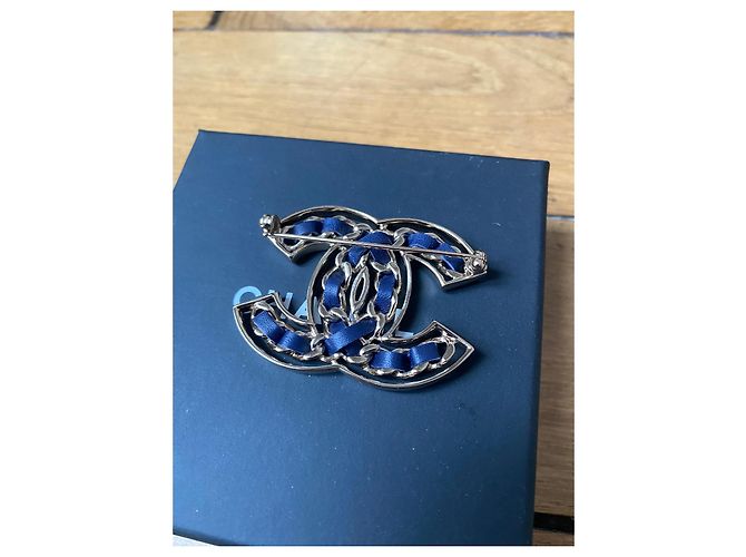 CHANEL-gefütterte C-BROSCHE Golden Marineblau - Ansicht 3