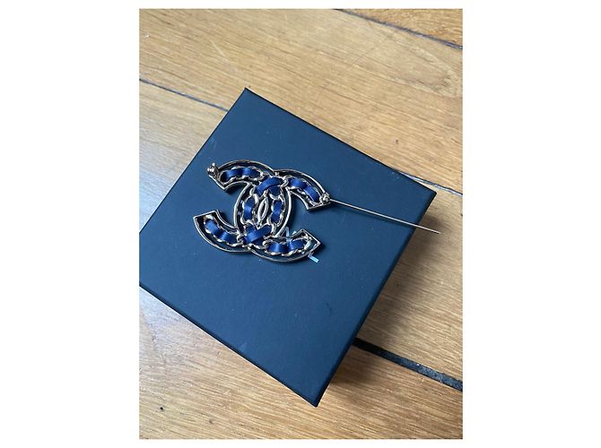 CHANEL-gefütterte C-BROSCHE Golden Marineblau - Ansicht 4