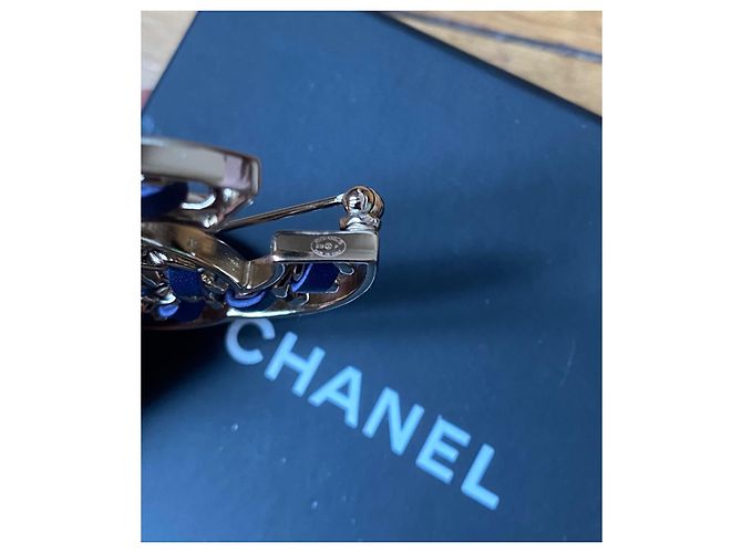 CHANEL-gefütterte C-BROSCHE Golden Marineblau - Ansicht 5