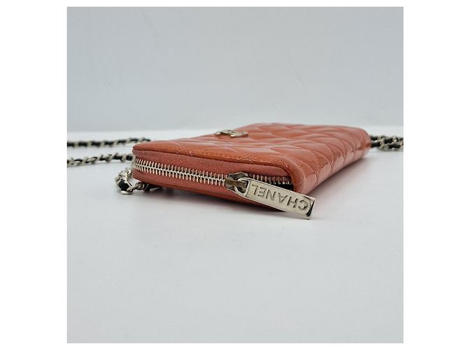 Timeless Chanel Geldbörse, ZEITLOSES GESTEPPTES LACKLEDER. Korallenrote Farbe. - Ansicht 10