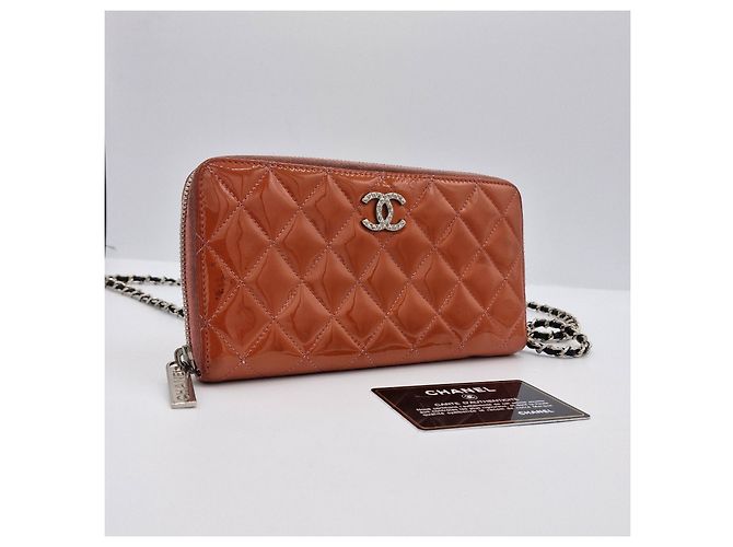 Timeless Chanel Geldbörse, ZEITLOSES GESTEPPTES LACKLEDER. Korallenrote Farbe. - Ansicht 11