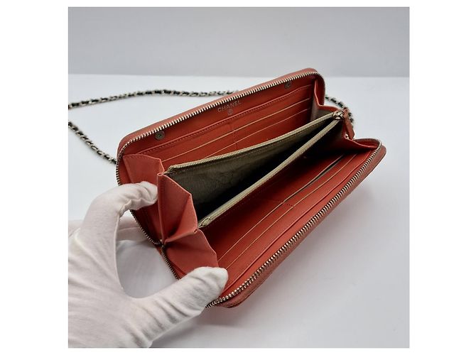 Timeless Chanel Geldbörse, ZEITLOSES GESTEPPTES LACKLEDER. Korallenrote Farbe. - Ansicht 12