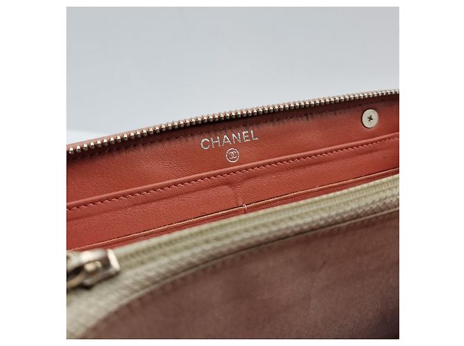 Timeless Chanel Geldbörse, ZEITLOSES GESTEPPTES LACKLEDER. Korallenrote Farbe. - Ansicht 13