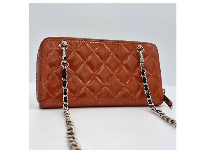 Timeless Chanel Geldbörse, ZEITLOSES GESTEPPTES LACKLEDER. Korallenrote Farbe. - Ansicht 2