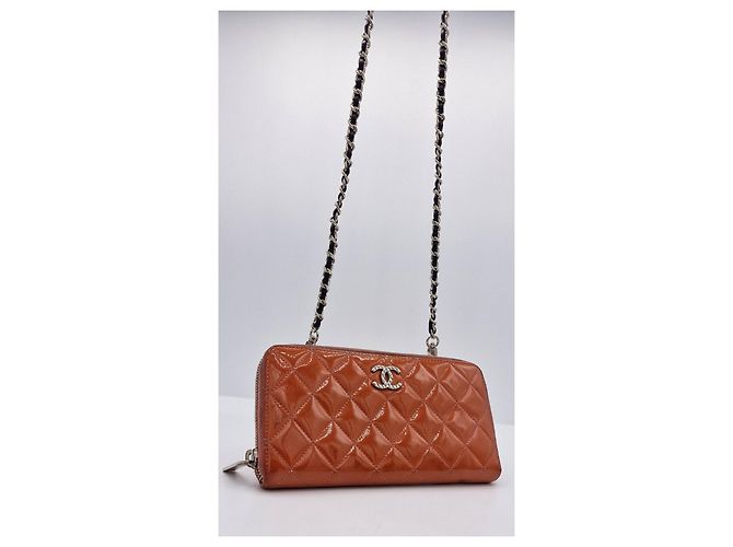 Timeless Chanel Geldbörse, ZEITLOSES GESTEPPTES LACKLEDER. Korallenrote Farbe. - Ansicht 4