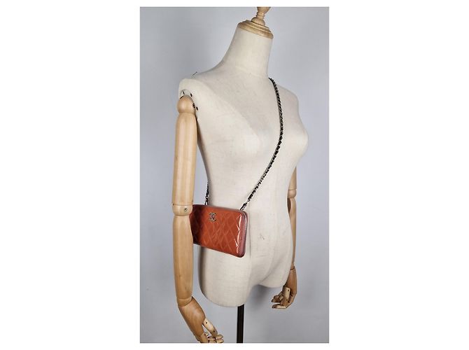 Timeless Chanel Geldbörse, ZEITLOSES GESTEPPTES LACKLEDER. Korallenrote Farbe. - Ansicht 5