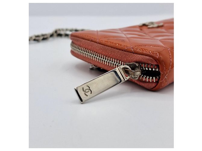 Timeless Chanel Geldbörse, ZEITLOSES GESTEPPTES LACKLEDER. Korallenrote Farbe. - Ansicht 6