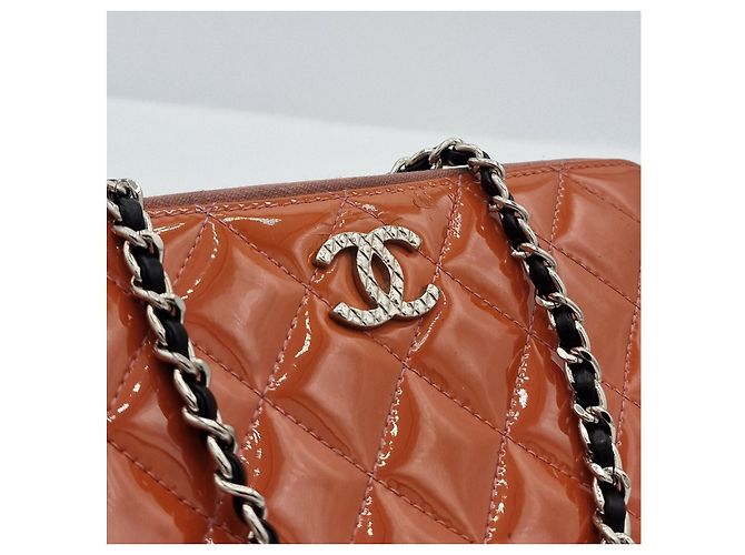 Timeless Chanel Geldbörse, ZEITLOSES GESTEPPTES LACKLEDER. Korallenrote Farbe. - Ansicht 7