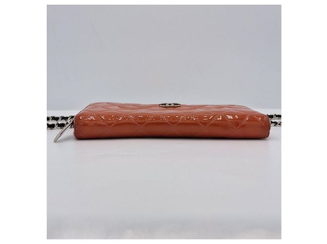 Timeless Chanel Geldbörse, ZEITLOSES GESTEPPTES LACKLEDER. Korallenrote Farbe. - Ansicht 8
