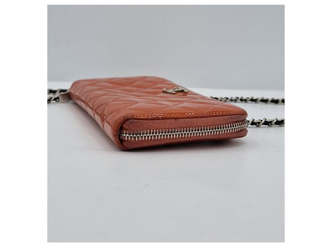 Timeless Chanel Geldbörse, ZEITLOSES GESTEPPTES LACKLEDER. Korallenrote Farbe. - Ansicht 9