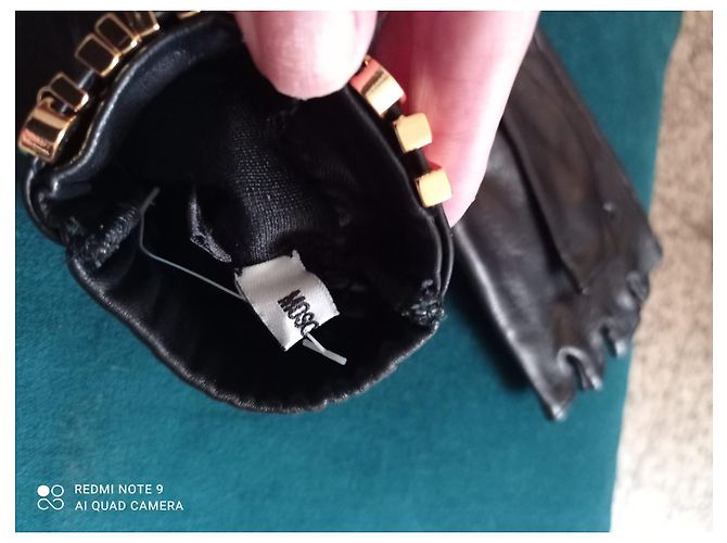 Moschino Lederhandschuhe Schwarz mit goldenem Buchstaben - Ansicht 2