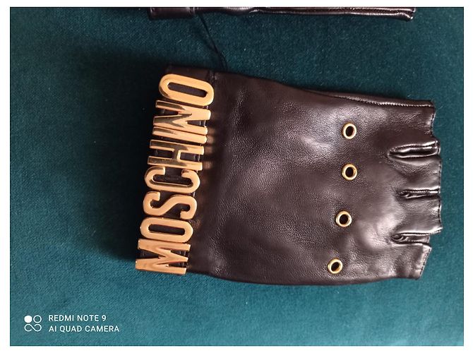 Moschino Lederhandschuhe Schwarz mit goldenem Buchstaben - Ansicht 3