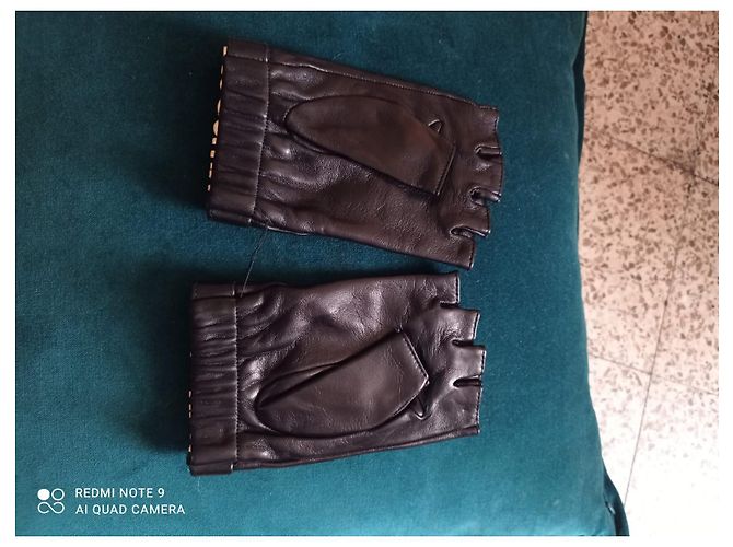 Moschino Lederhandschuhe Schwarz mit goldenem Buchstaben - Ansicht 4