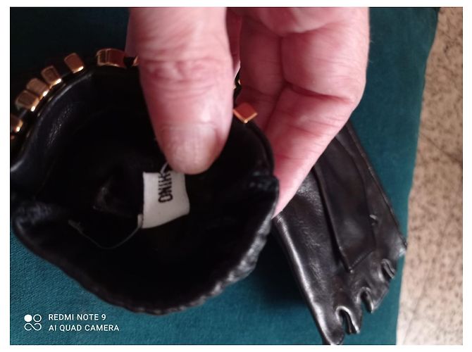 Moschino Lederhandschuhe Schwarz mit goldenem Buchstaben - Ansicht 5
