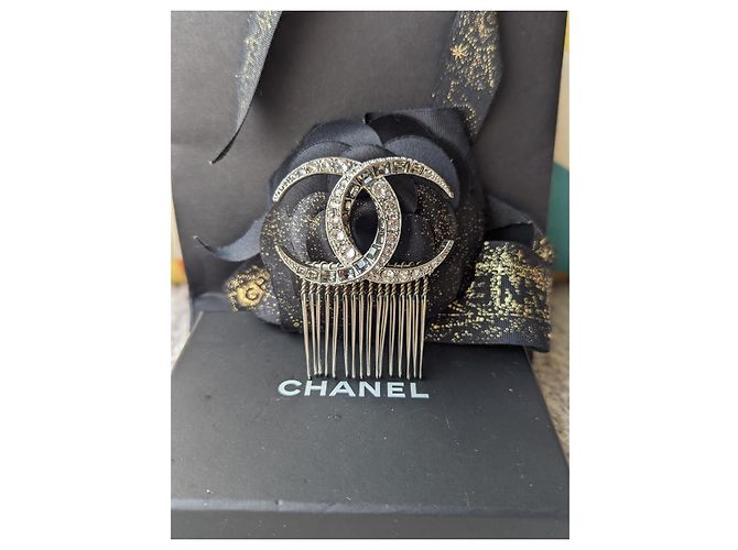 Chanel CC B15Forcina per capelli in cristallo argento con logo C Dubai Moon Collection - vista 3