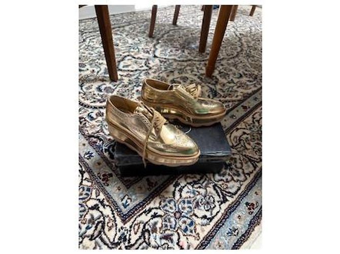 Derbies Prada en cuir doré - vue 3