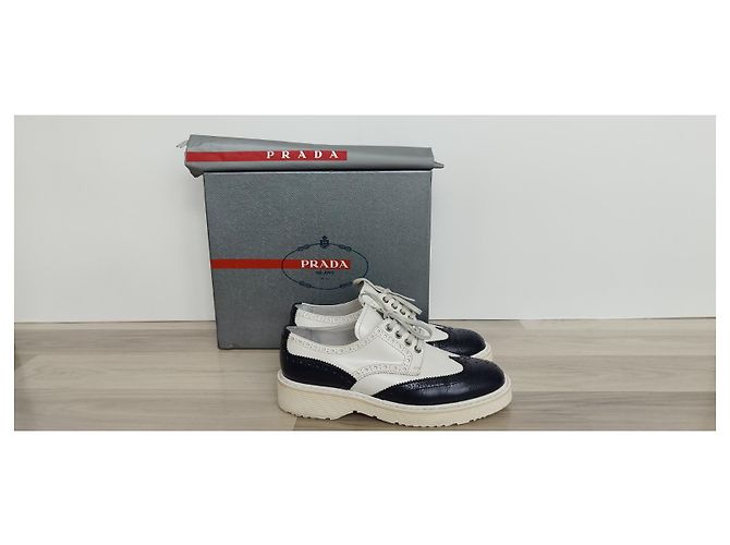 Sapatos de amarrar Prada em couro branco e marinho Multicor - vista 2