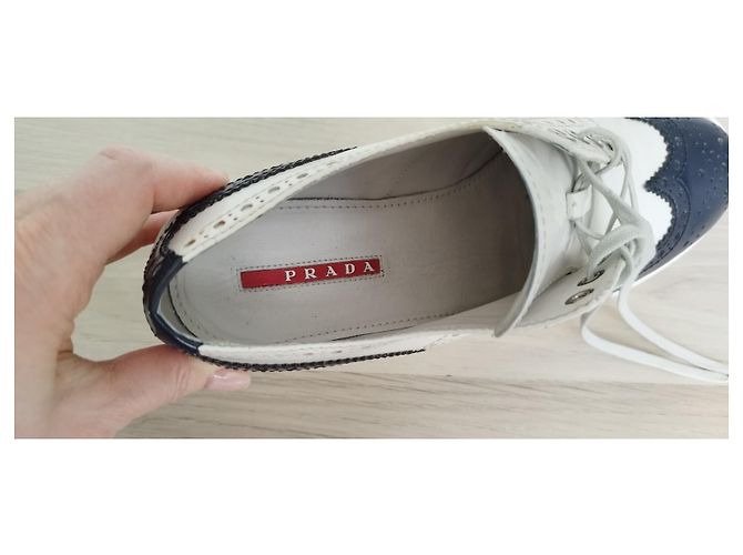 Sapatos de amarrar Prada em couro branco e marinho Multicor - vista 9