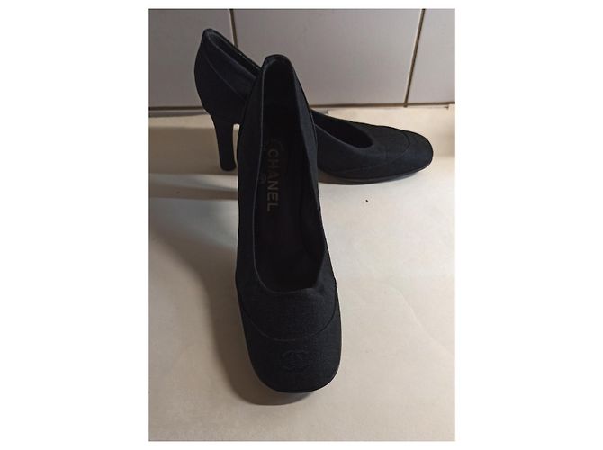 Décolleté Chanel in pelle nera con ricamo CC Nero - vista 6