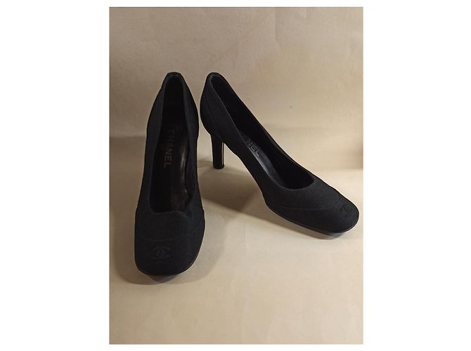 Décolleté Chanel in pelle nera con ricamo CC Nero - vista 7