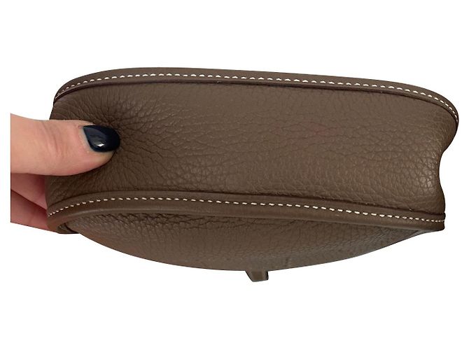 Hermès Evelyne TPM 16 en Cuir Clémence Marron 'Etoupe' - vue 10