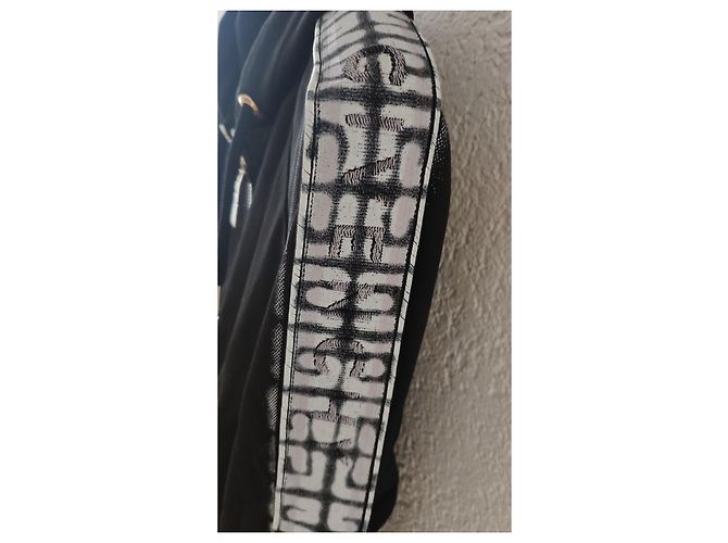 ETIQUETA DE CAMISOLA CURTA GIVENCHY 4G CHITO PRETO COM CAPUZ E ZIP. - vista 10